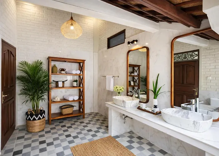 Villa Inyoni Toucan - 3br Private Center Seminyak